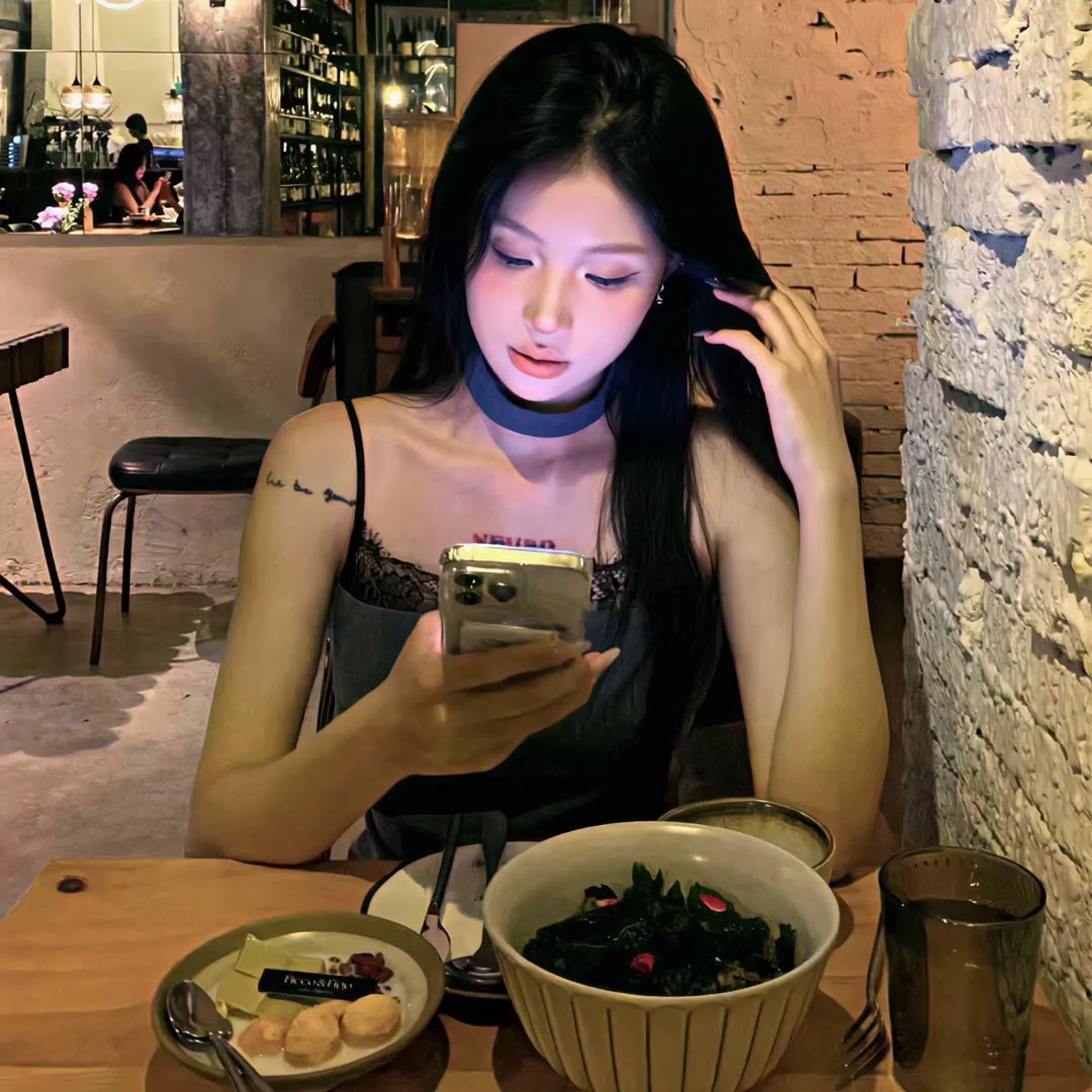 一线女星被曝私下抽烟，前后半年品牌活动现场画面流出